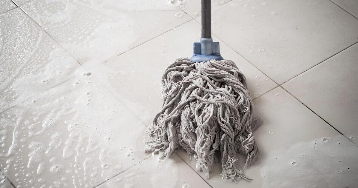 How to clean a dirty mop