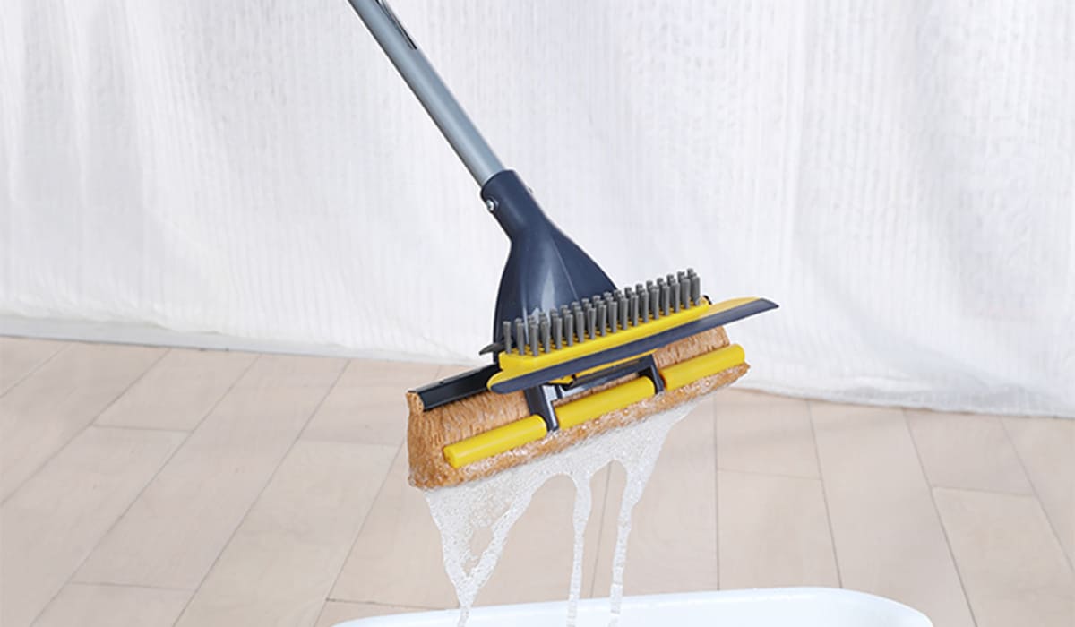 Rinsing and wring a sponge mop